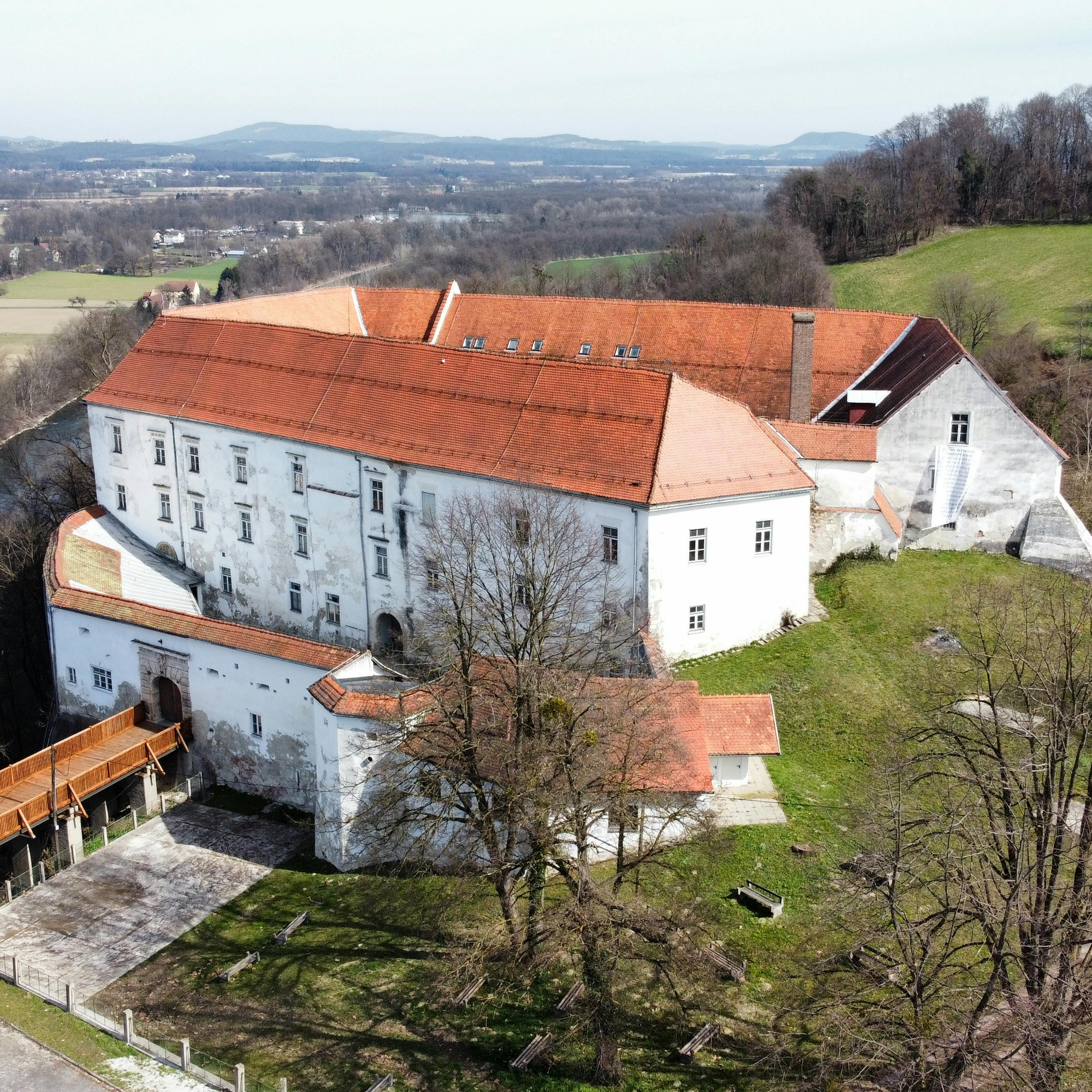 Cmurek Castle - Museum of Madness